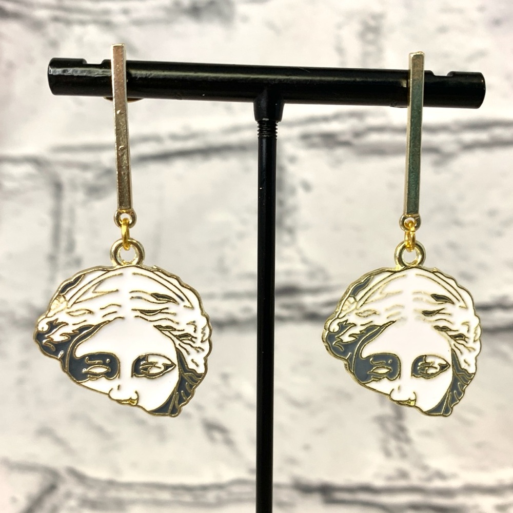 ⭐️ Statue Face Gold Bar Stud Earrings